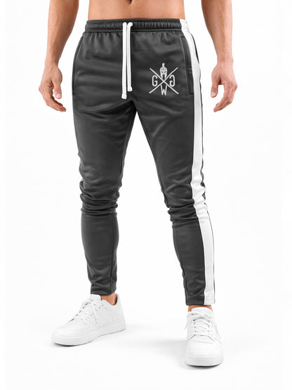 Frontansicht der Gym Generation Herren Trainerhose in Dunkelgrau mit weißem Seitenstreifen und Logo, sportliche Trainingshose mit schmaler Passform im Studio