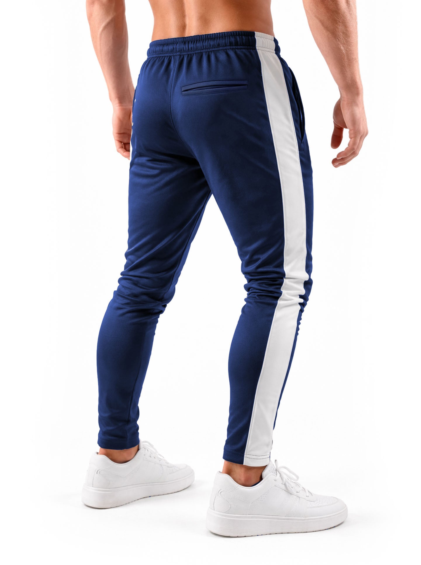 Rückansicht in leichter Schrägperspektive der Gym Generation Herren Trainerhose in Navy Blau mit weißem Seitenstreifen, Studioaufnahme mit Fokus auf Passform und Schnitt