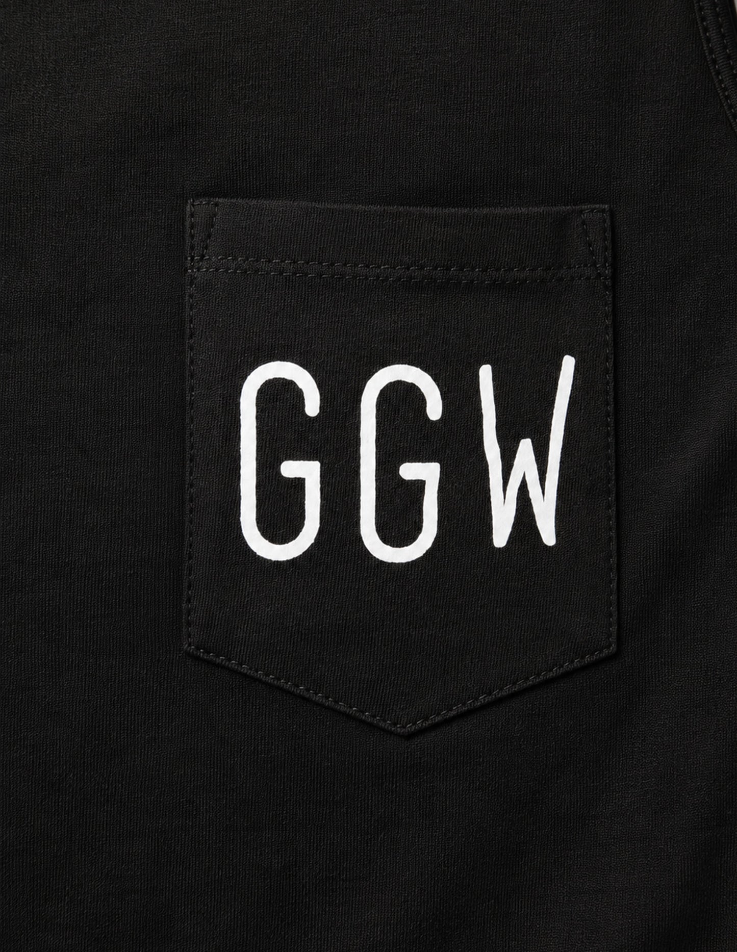 Aufgesetzte Brusttasche mit weissem GGW-Print auf dem schwarzen Invictus Stringer von Gym Generation
