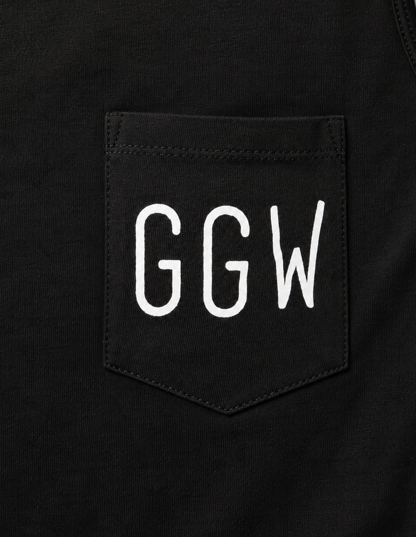 Aufgesetzte Brusttasche mit weissem GGW-Print auf dem schwarzen Invictus Stringer von Gym Generation
