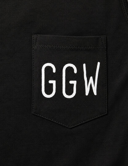 Aufgesetzte Brusttasche mit weissem GGW-Print auf dem schwarzen Invictus Stringer von Gym Generation
