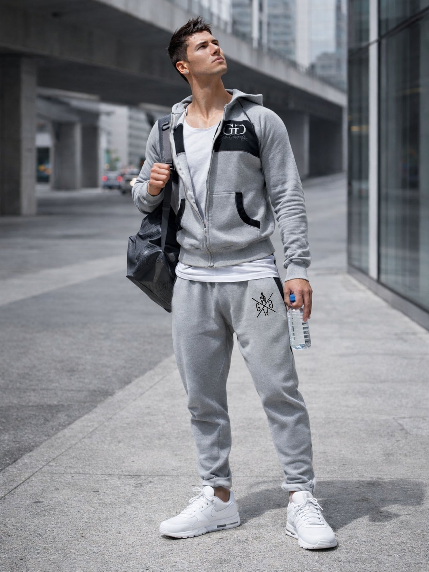 Graue Herren Jogginghose von Gym Generation im urbanen Streetstyle Look mit Zip Hoodie – ideal für Gym, Alltag und sportliche Freizeit