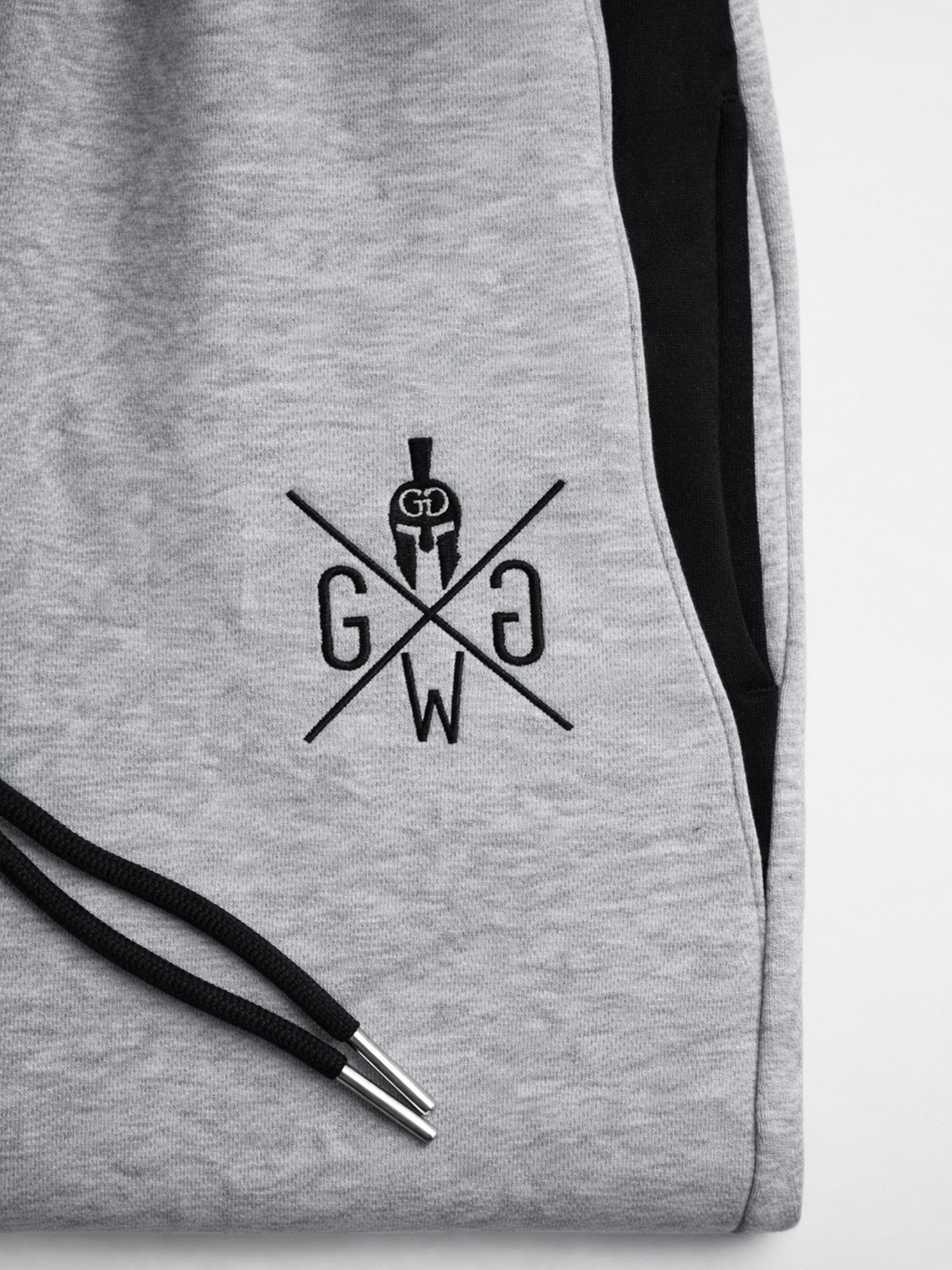 Gesticktes Gym Generation Logo auf grauer Herren Jogginghose – hochwertiges Branding auf Fitness- und Streetwear-Sporthose