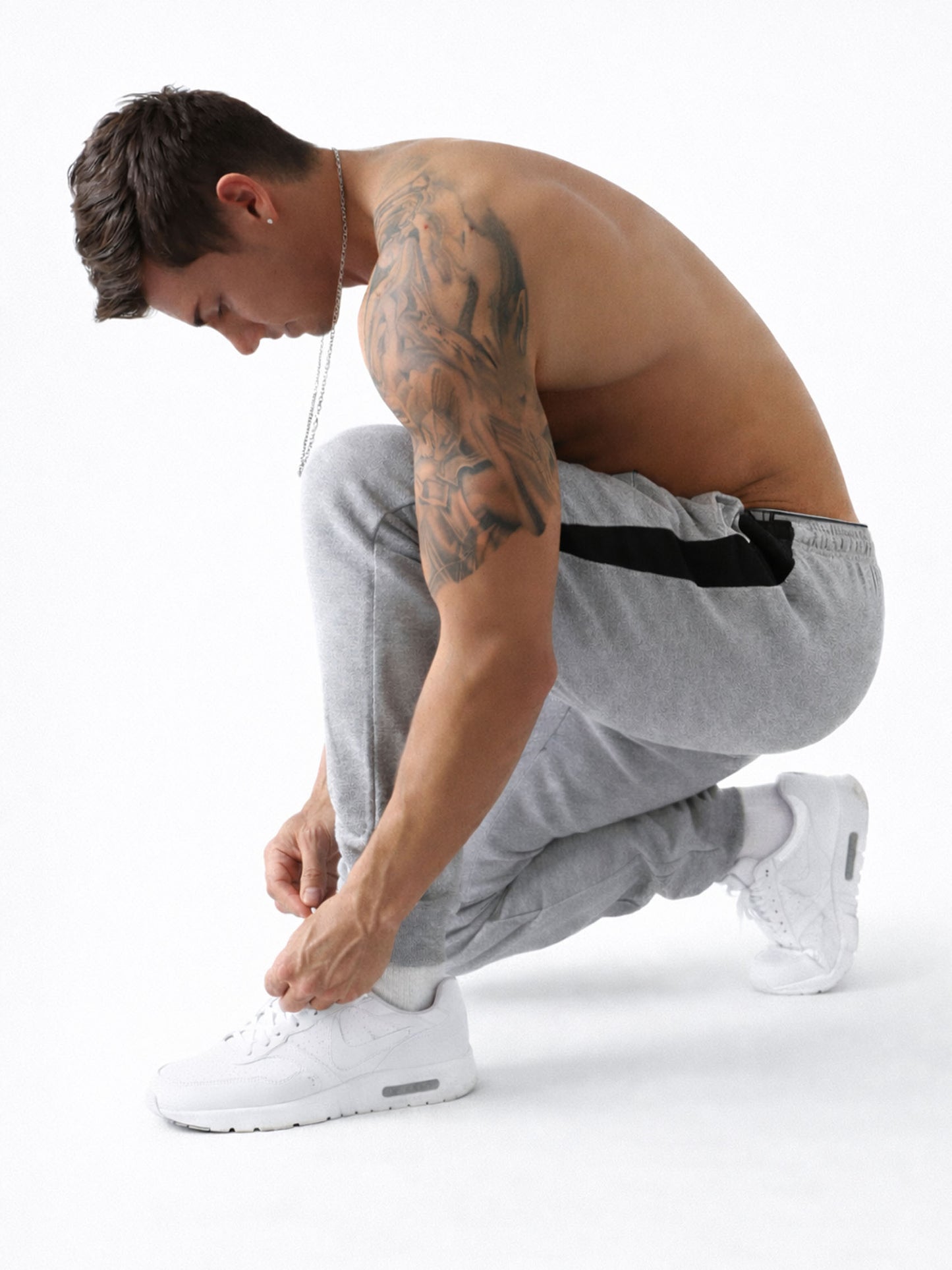 Graue Herren Jogginghose von Gym Generation beim Training – sportliche Fitnesshose mit bequemem Schnitt für Gym, Workout und Streetstyle