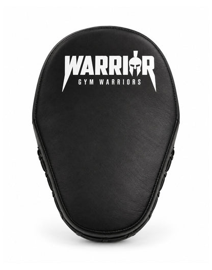 Colpitore visto di fronte, superficie di colpo bombata in pelle bovina con logo Warrior bianco – Gym Generation
