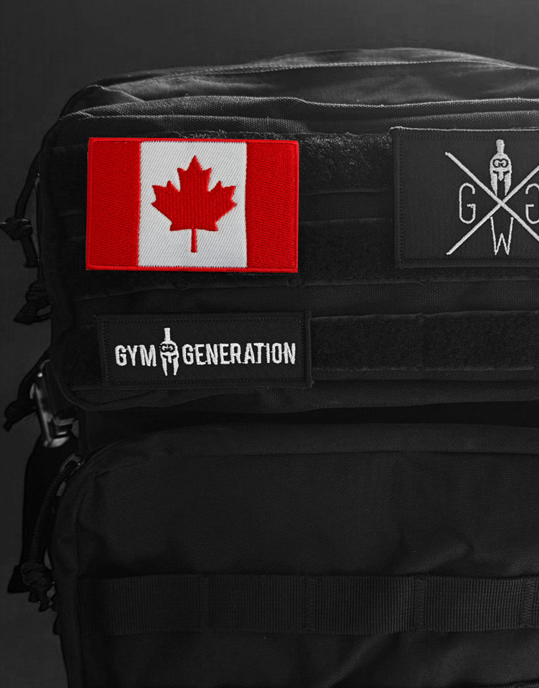 Kanada Flagge Patch mit Klettverschluss auf schwarzem Tactical Backpack, rotes Maple-Leaf-Design, hochwertiger Stick für Outdoor-Gear, Sport-Supporter, kanadische Diaspora & Fans weltweit.