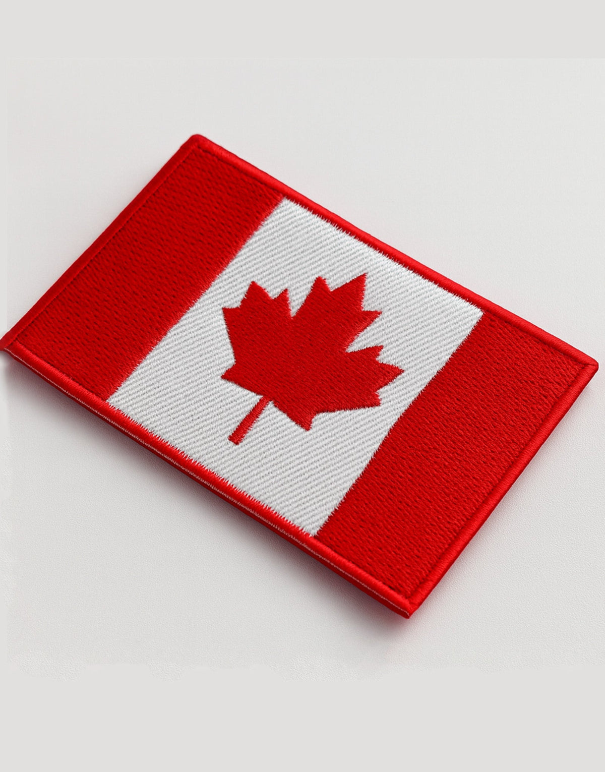 Canada Maple Leaf Velcro Patch in Rot-Weiß, freigestelltes Produktfoto mit detaillierter Stickkante, ideal zur Personalisierung von Rucksäcken, Gym-Bags und Tactical-Vests, wetterfest & robust.