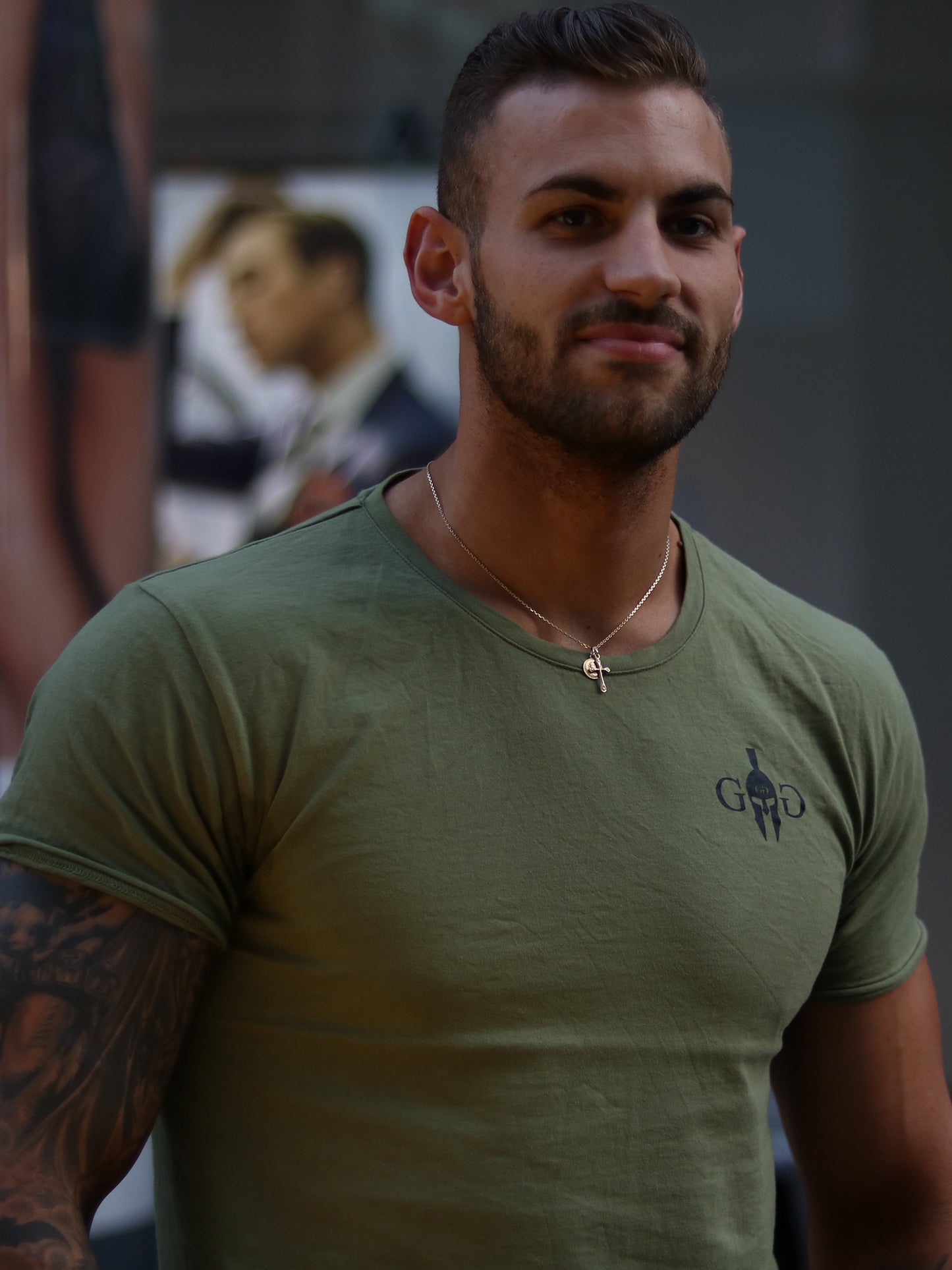Olivgrünes Herren T-Shirt von Gym Generation mit dezentem Spartaner-Logo, ideal für Fitness und Freizeit.