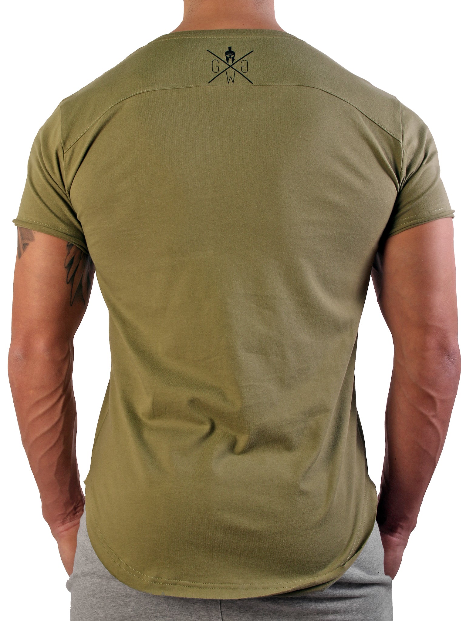 Schlank geschnittenes olivgrünes Herren T-Shirt, kombiniert klassischen Stil mit modernem Design.