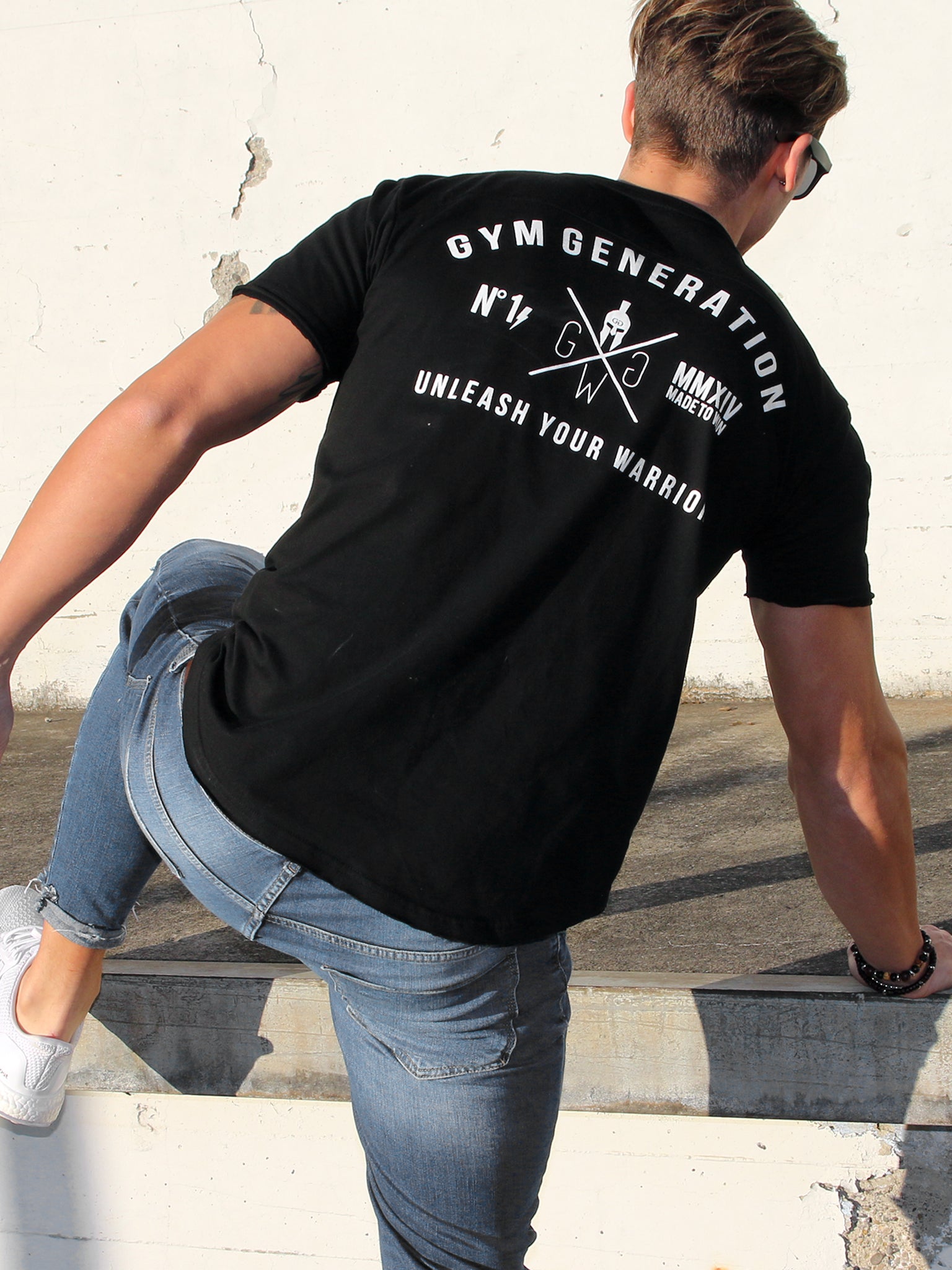 Stilvolles schwarzes T-Shirt von Gym Generation, ideal für sportliche Aktivitäten und Alltagslooks.