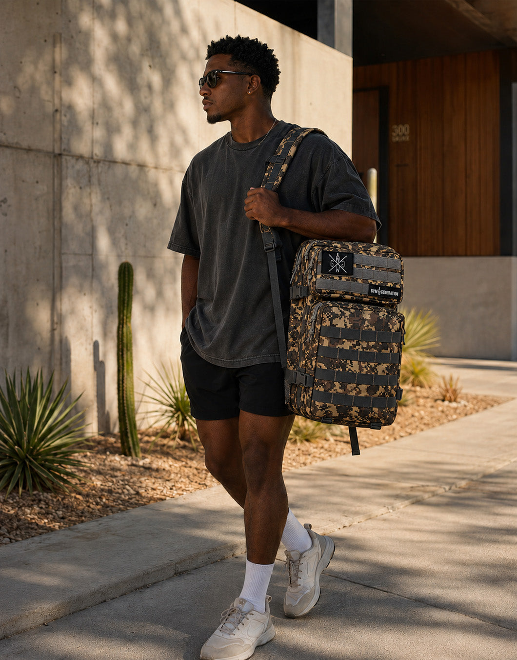 Gym Generation Fitness Rucksack Explorer Retro Purple in Violett, freistehend Outdoor mit Laser-Cut-MOLLE, Patches und seitlichem Flaschenfach