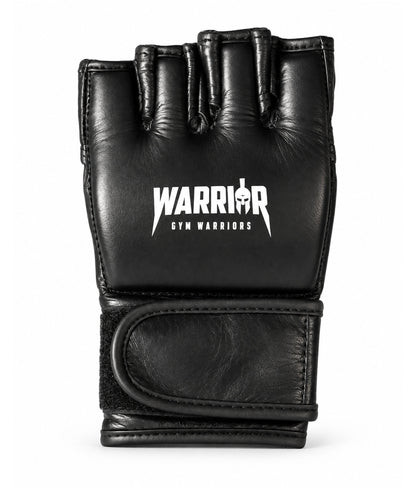 Guanto MMA visto dall’esterno, nocche imbottite con logo Warrior bianco e ampia chiusura in velcro – Gym Generation