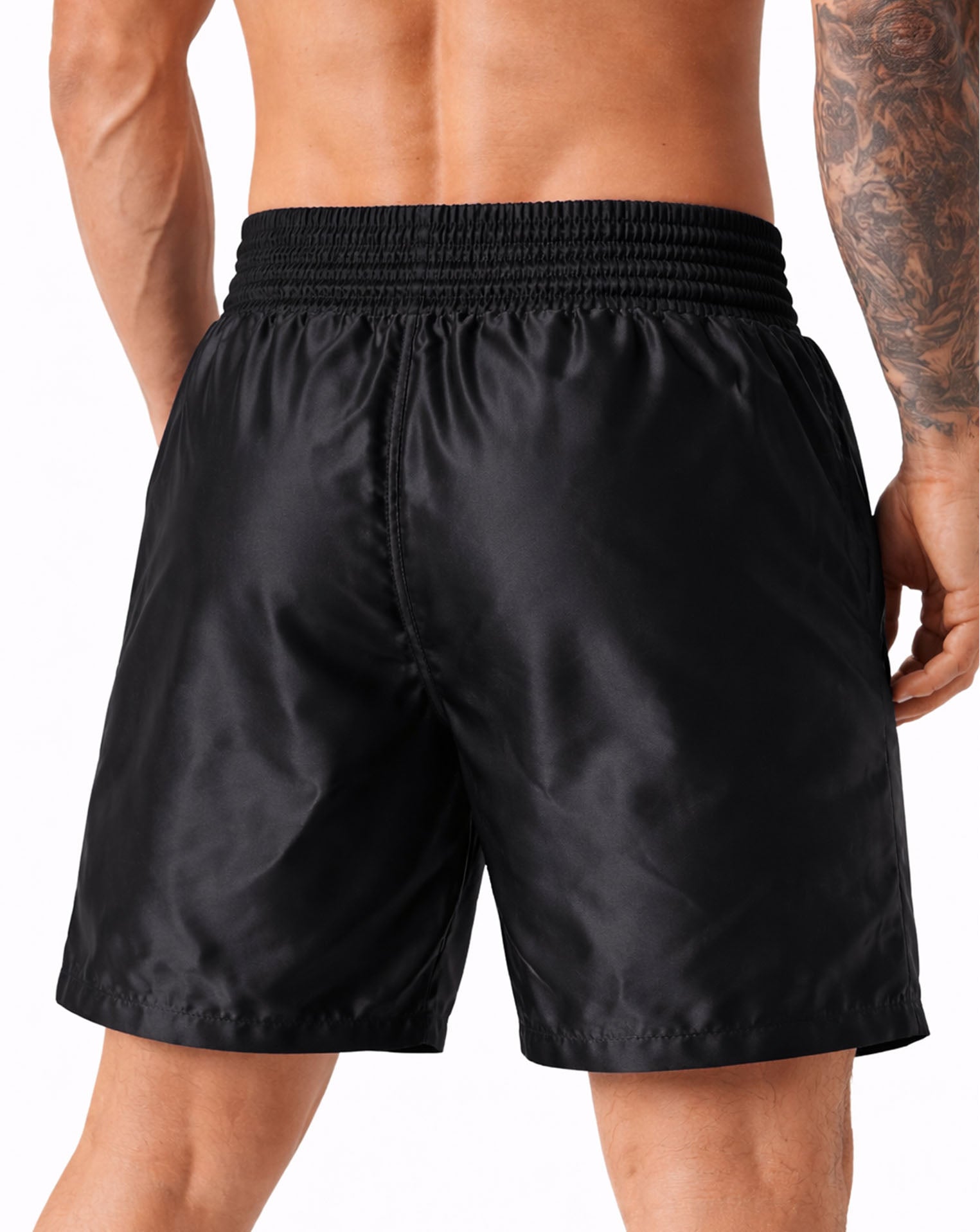 Rückansicht der schwarzen Muay Thai Fight Shorts von Gym Generation – mit glänzendem Finish, breitem Elastikbund und sportlichem Fightwear-Schnitt