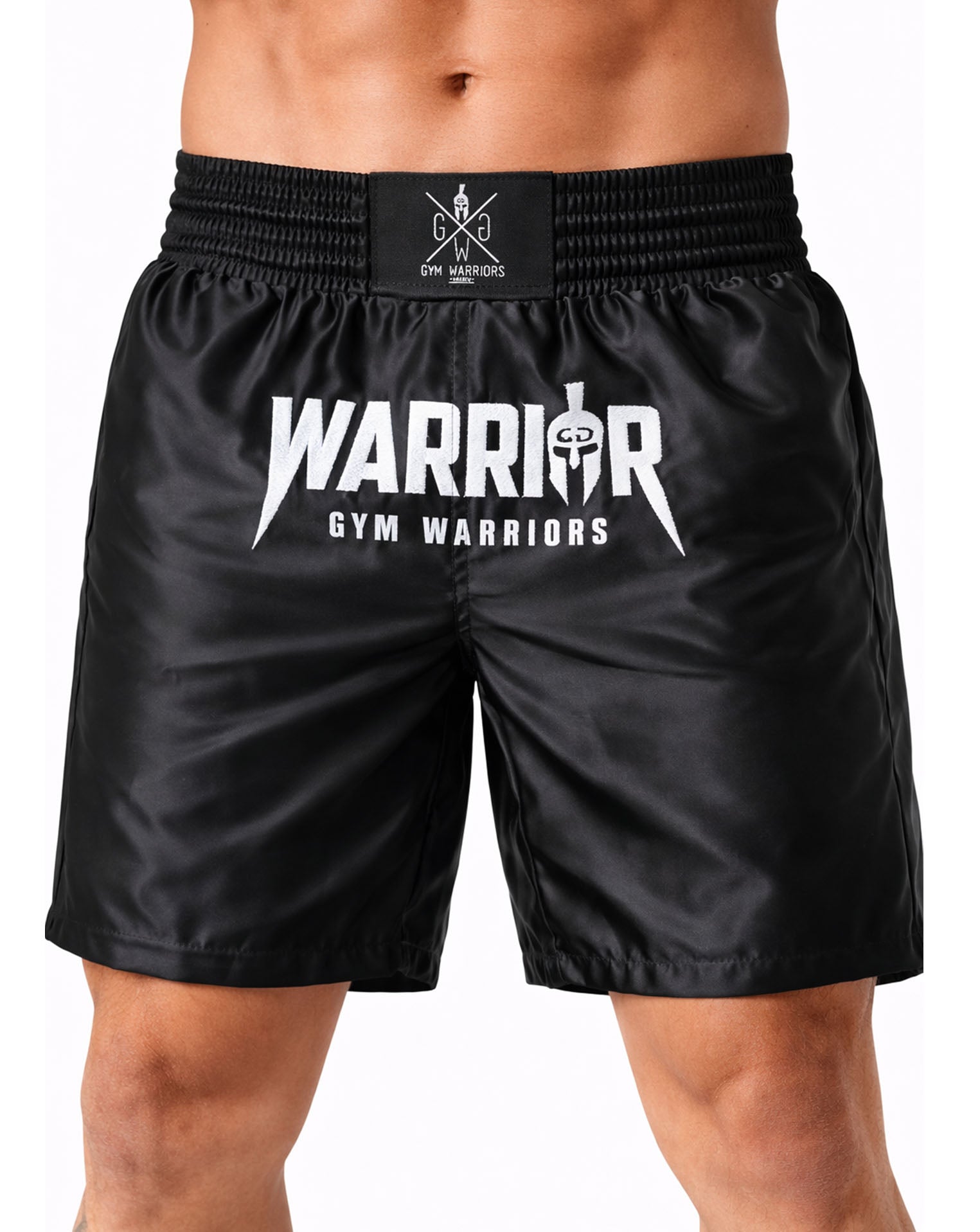 Schwarze Muay Thai Fight Shorts von Gym Generation in Frontalansicht – mit breitem Elastikbund und großem Warrior Gym Warriors Schriftzug