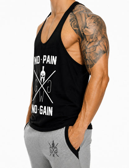 No Pain No Gain Stringer Tank Top von Gym Generation in Schwarz, seitliche Studioansicht mit weissem Frontprint und grauer Trainingshose