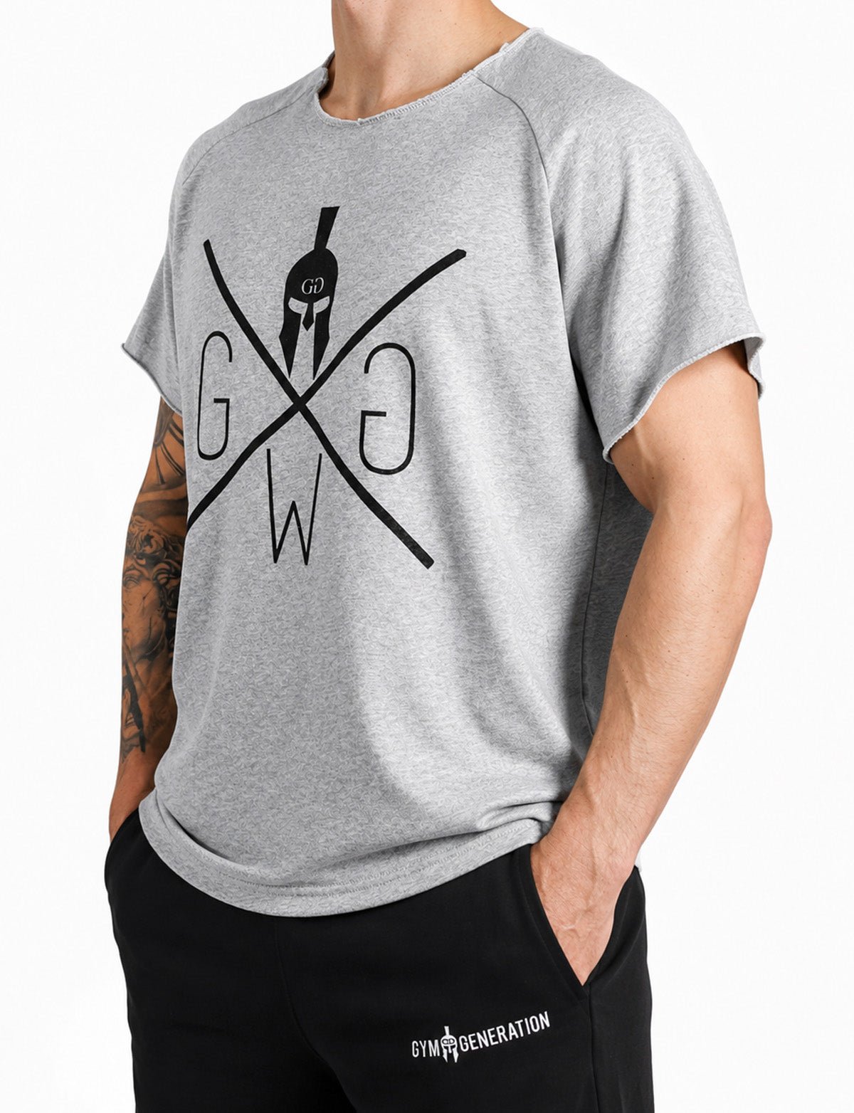Graues Oversized Pump Cover Shirt Herren von Gym Generation mit grossem schwarzem Gym Warriors Frontprint, Raw-Cut-Ärmeln und weitem Fitness-Schnitt