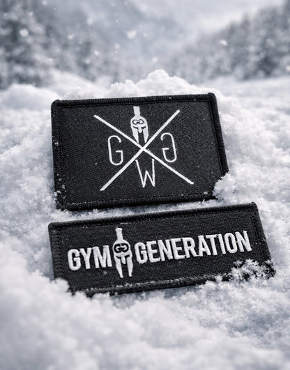 Gym Generation Klett-Patches mit Logo und Schriftzug im Schnee – taktische Velcro-Patches für Gym-Rucksack, Fitness-Backpack und Outdoor-Gear, robust, wetterfest und ideal für Winter-Training, Adventure und Travel-Einsatz