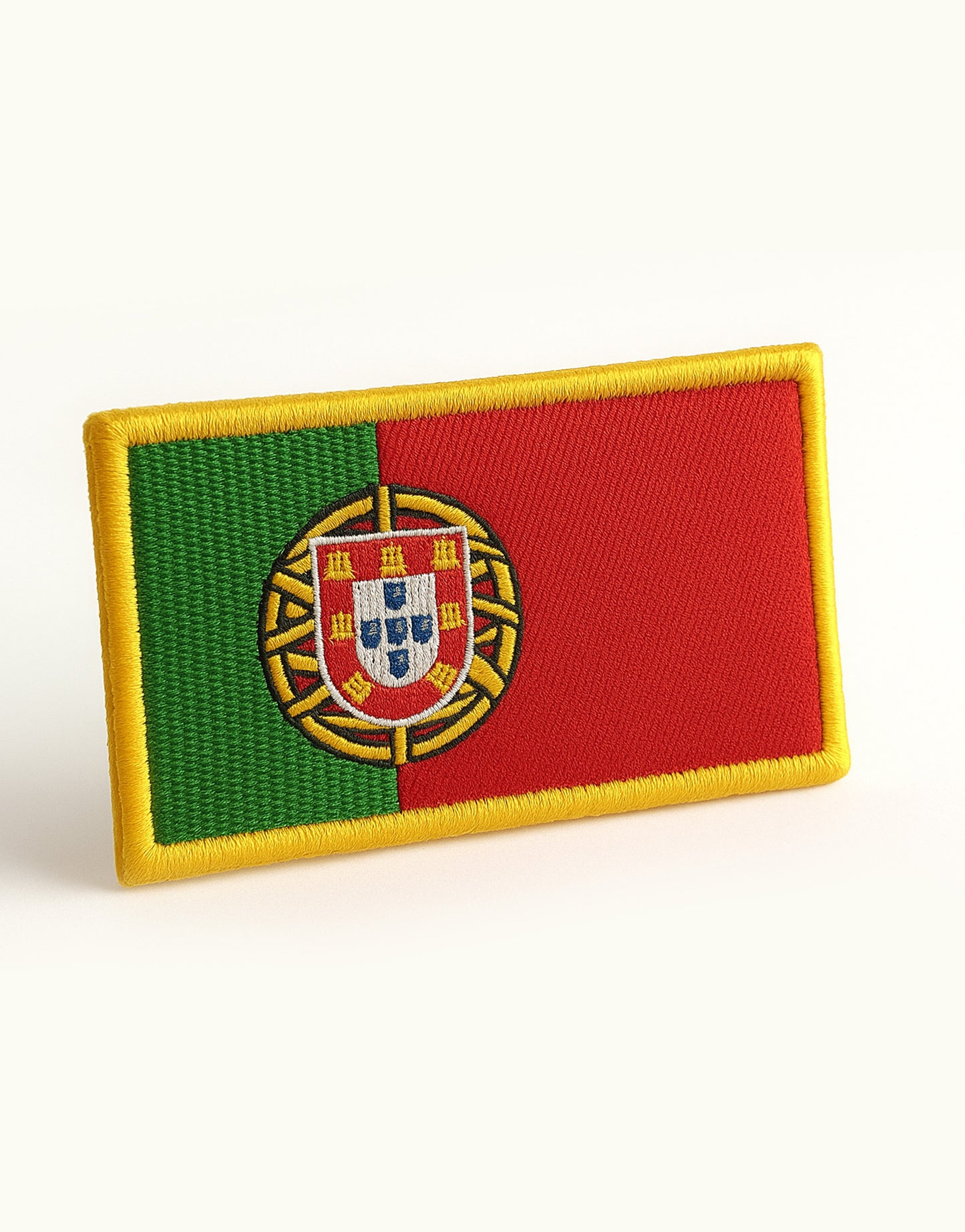 Portugal Flagge Patch mit Klettverschluss, gesticktes Wappen in Rot und Grün mit gelbem Rand, Premium Stickpatch zur Individualisierung von Rucksäcken, Tactical Gear, Jacken und Gym-Bags, freigestelltes Produktfoto.