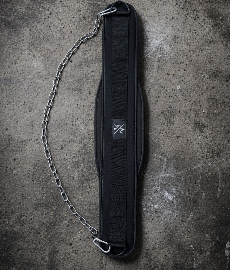 Gym Generation Dip Gürtel flach liegend mit 1 m Metallkette, Karabinern und schwarzem Logo-Design für Weighted Dips, Pull-Ups und Calisthenics