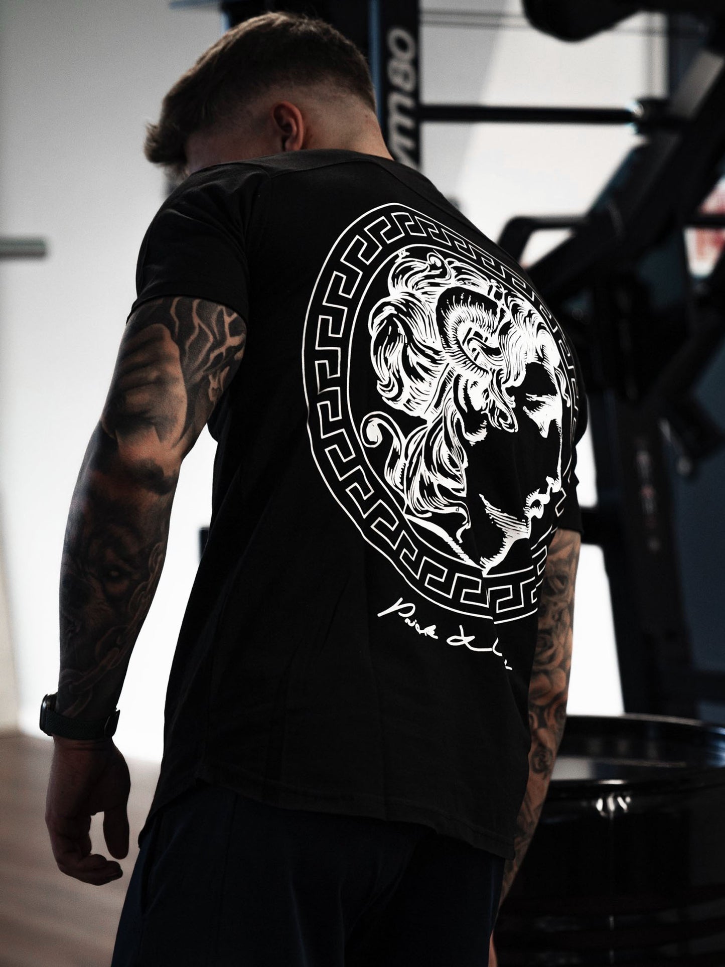 Gym T-Shirt mit Münz-Abdruck von Alexander dem Großen und Unendlichkeitssymbol auf der Rückseite.