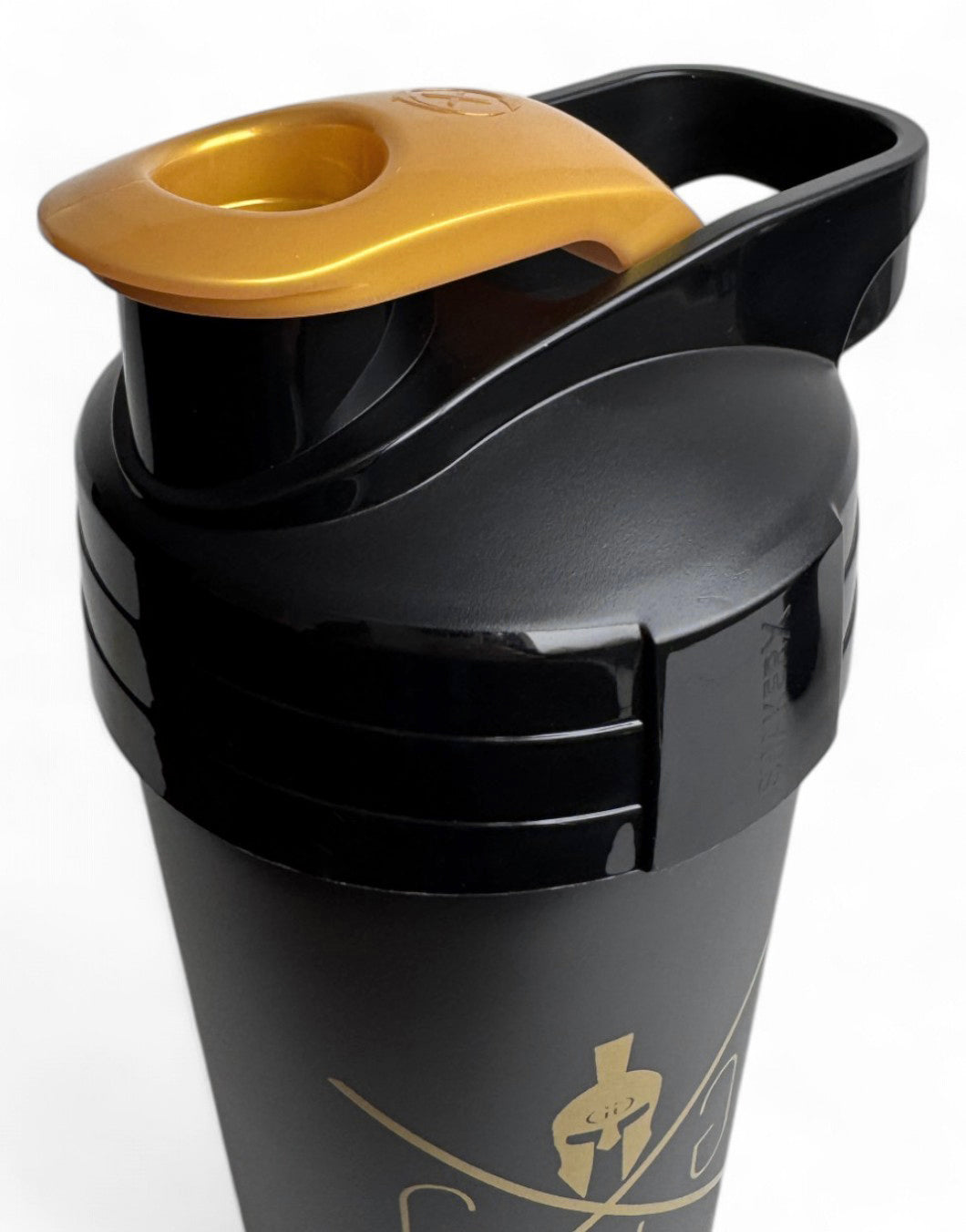 Schwarzer Protein Shaker mit Gold – Gym Generation Shaker mit goldenen Details und Gym Warriors Logo, auslaufsicher, langlebig und spülmaschinenfest.