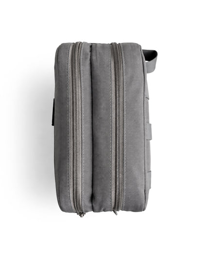 Kulturbeutel Grau Seitenansicht mit zwei Hauptfächern – kompakter Necessaire für Kosmetik und Reise