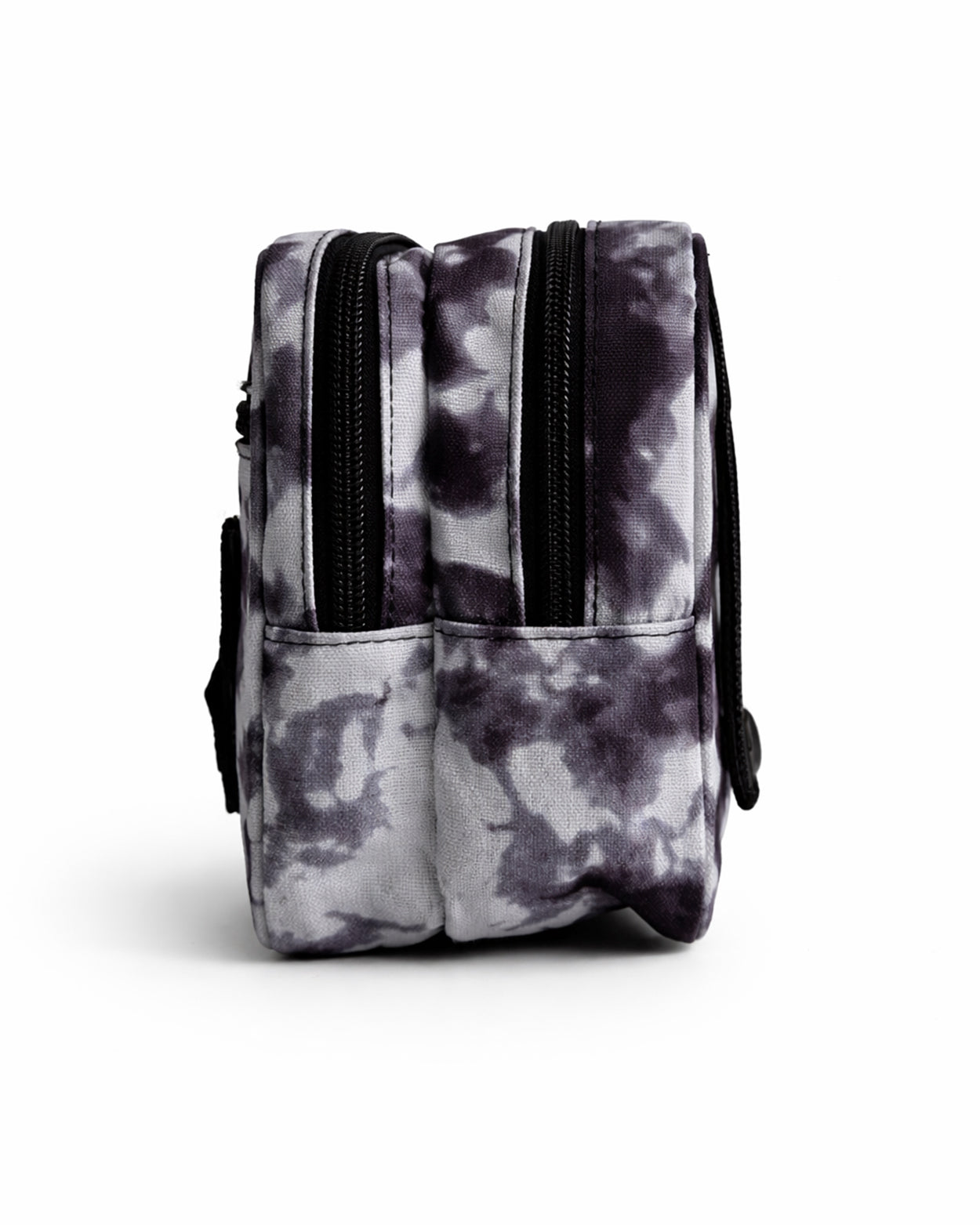 Necessaire Acid Wash Seitenansicht mit Trageschlaufe und Reissverschlüssen im ausgewaschenen Schwarz-Weiss-Muster
