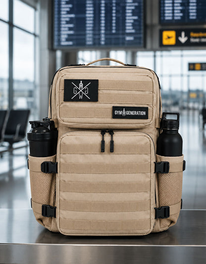 Gym Generation Fitness Rucksack Adventurer in Off White als Reise Rucksack und Handgepäck Rucksack am Flughafen mit Shaker und Trinkflasche