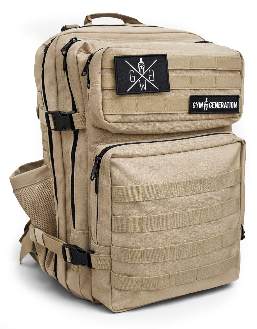 Beiger 45L Fitness- und Reiserucksack von Gym Generation mit MOLLE-System, Fronttaschen, seitlichem Mesh-Fach und Klettfläche für Patches.