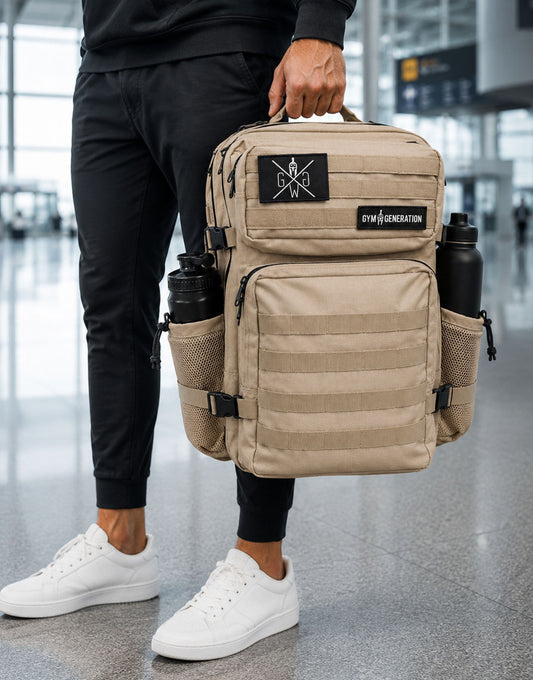 Gym Generation Fitness Rucksack Adventurer in Off White, von Athlet am Flughafen getragen als Reise Rucksack und Handgepäck Rucksack mit Flaschenfächern