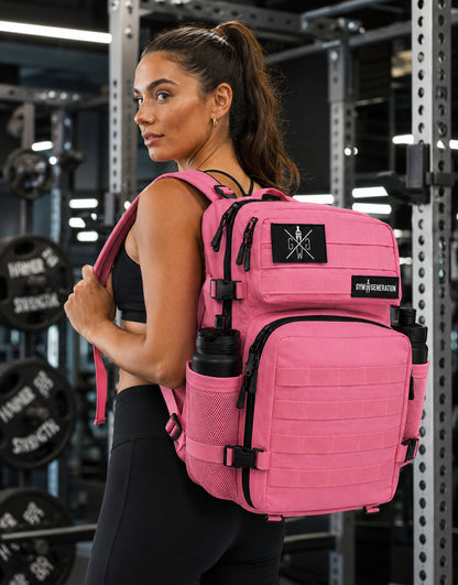 Pinker Gym Generation Damen Fitness Rucksack Adventurer, getragen von Athletin im Gym mit MOLLE-System, Patches und Flaschenfächern