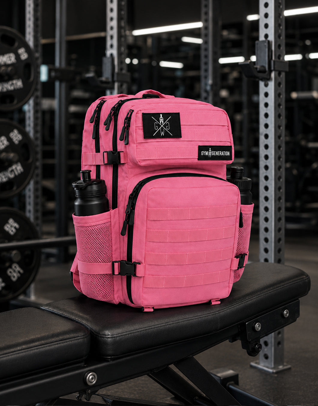 Gym Generation Damen Gym Rucksack Adventurer in Strawberry Pink auf Hantelbank mit MOLLE-System, Patches und Flaschenfächern