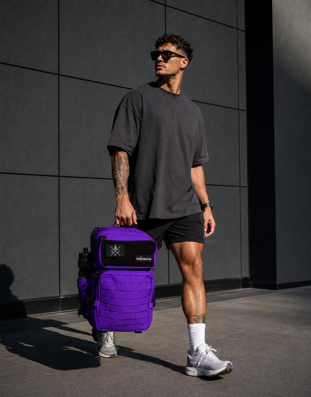 `Gym Generation Fitness Rucksack Explorer Retro Purple, von Athlet Outdoor getragen mit Laser-Cut-MOLLE, Patches und urbanem Gym Backpack Design`
