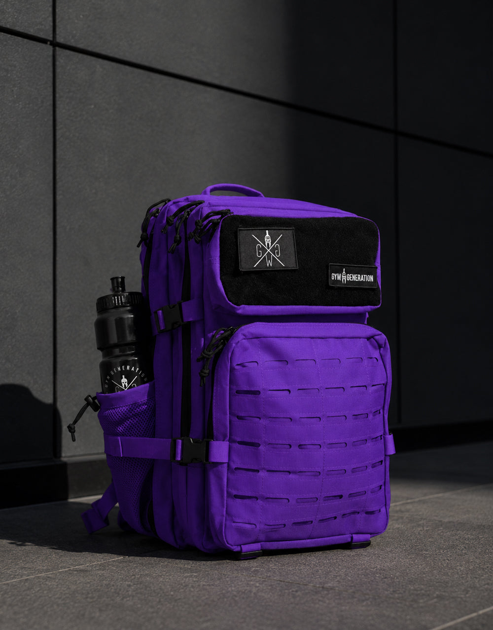 Gym Generation Fitness Rucksack Explorer Retro Purple in Violett, freistehend Outdoor mit Laser-Cut-MOLLE, Patches und seitlichem Flaschenfach