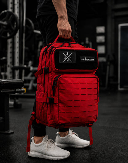 Roter Gym Generation Fitness Rucksack Explorer, getragen von Athlet im Gym mit Laser-Cut-MOLLE, Patches und robustem Trainingsdesign