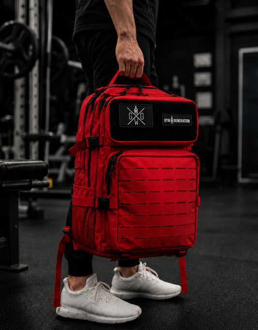 Roter Gym Generation Fitness Rucksack Explorer, getragen von Athlet im Gym mit Laser-Cut-MOLLE, Patches und robustem Trainingsdesign