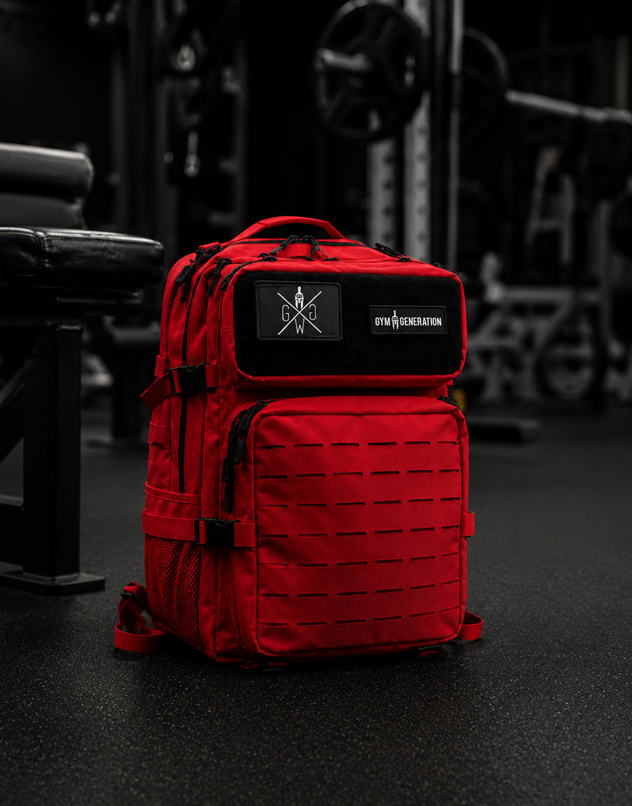 Roter Gym Generation Fitness Rucksack Explorer im Fitnessstudio mit Laser-Cut-MOLLE, Patches und robustem Trainingsdesign