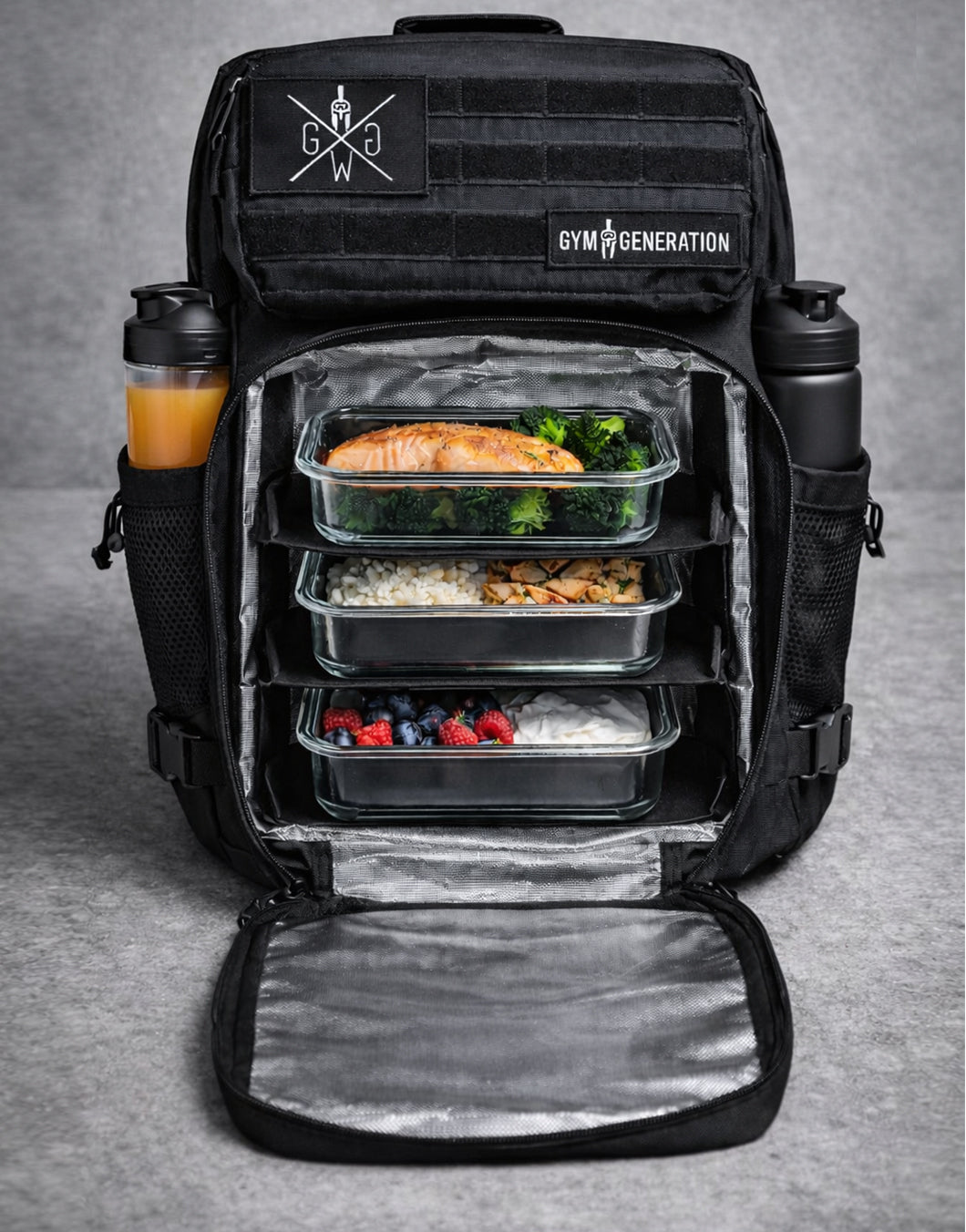 Gym Generation Schwarzer Meal-Prep Fitness Rucksack offen mit voll isoliertem Kühlfach und gestapelten Glas-Essensboxen, 45L Profi Ernährungs-Rucksack für Bodybuilding, Wettkampf-Diät, Muskelaufbau, Fitnessstudio und lange Arbeitstage