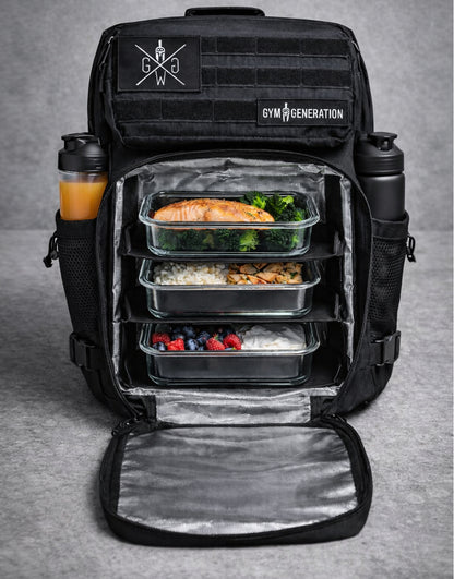 Gym Generation Schwarzer Meal-Prep Fitness Rucksack offen mit voll isoliertem Kühlfach und gestapelten Glas-Essensboxen, 45L Profi Ernährungs-Rucksack für Bodybuilding, Wettkampf-Diät, Muskelaufbau, Fitnessstudio und lange Arbeitstage