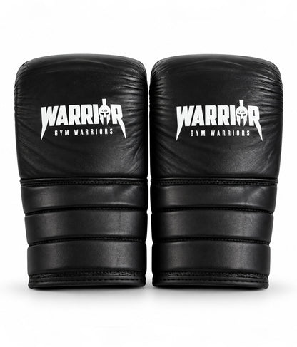 Paio di guanti da sacco visti dall’esterno, superficie di colpo imbottita con logo Warrior bianco – guantini da sacco Gym Generation