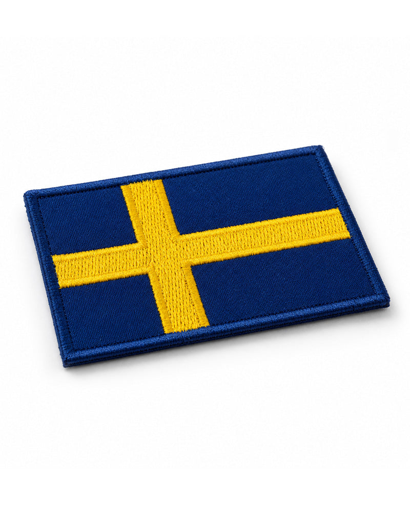 Gestickter Schweden Flagge Patch in Seitenansicht auf weißem Hintergrund