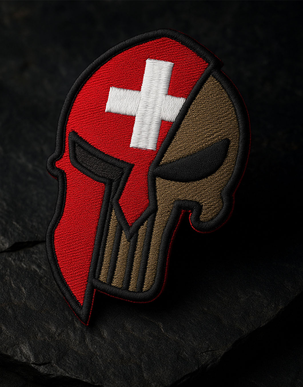 Swiss Warrior Patch – hochwertiger Stick-Aufnäher mit Skull im Spartanerhelm, Klett-Rückseite, robust und wetterfest