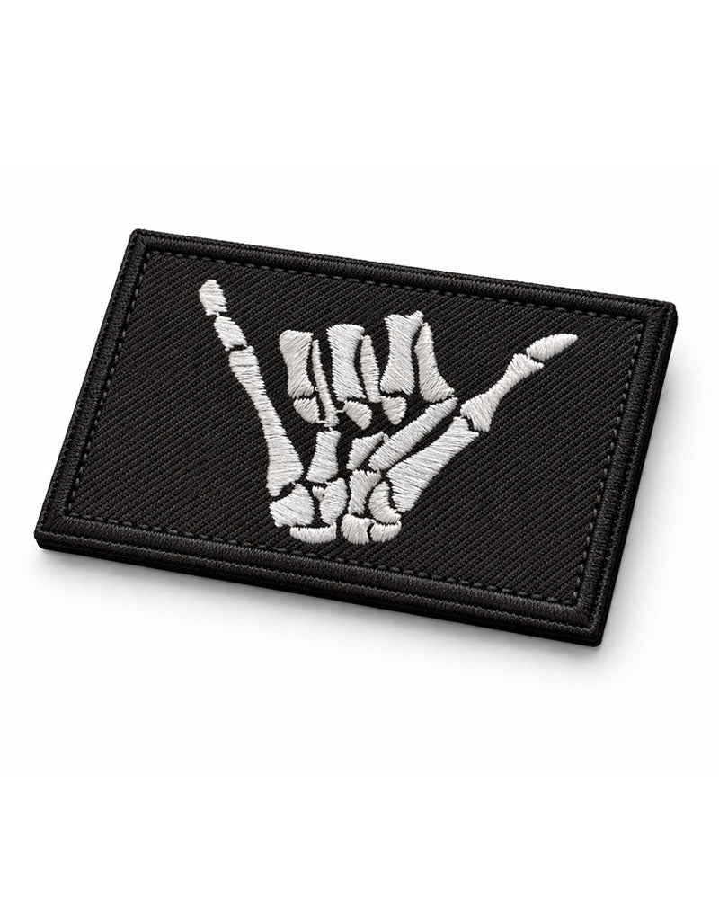 Shaka Hand Klettpatch in Schrägansicht – hochwertiger Stickpatch für Surfing,Reisen, Streetwear und Rucksack