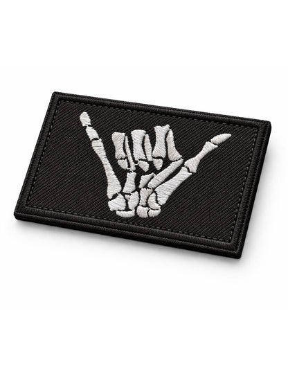 Shaka Hand Klettpatch in Schrägansicht – hochwertiger Stickpatch für Surfing,Reisen, Streetwear und Rucksack
