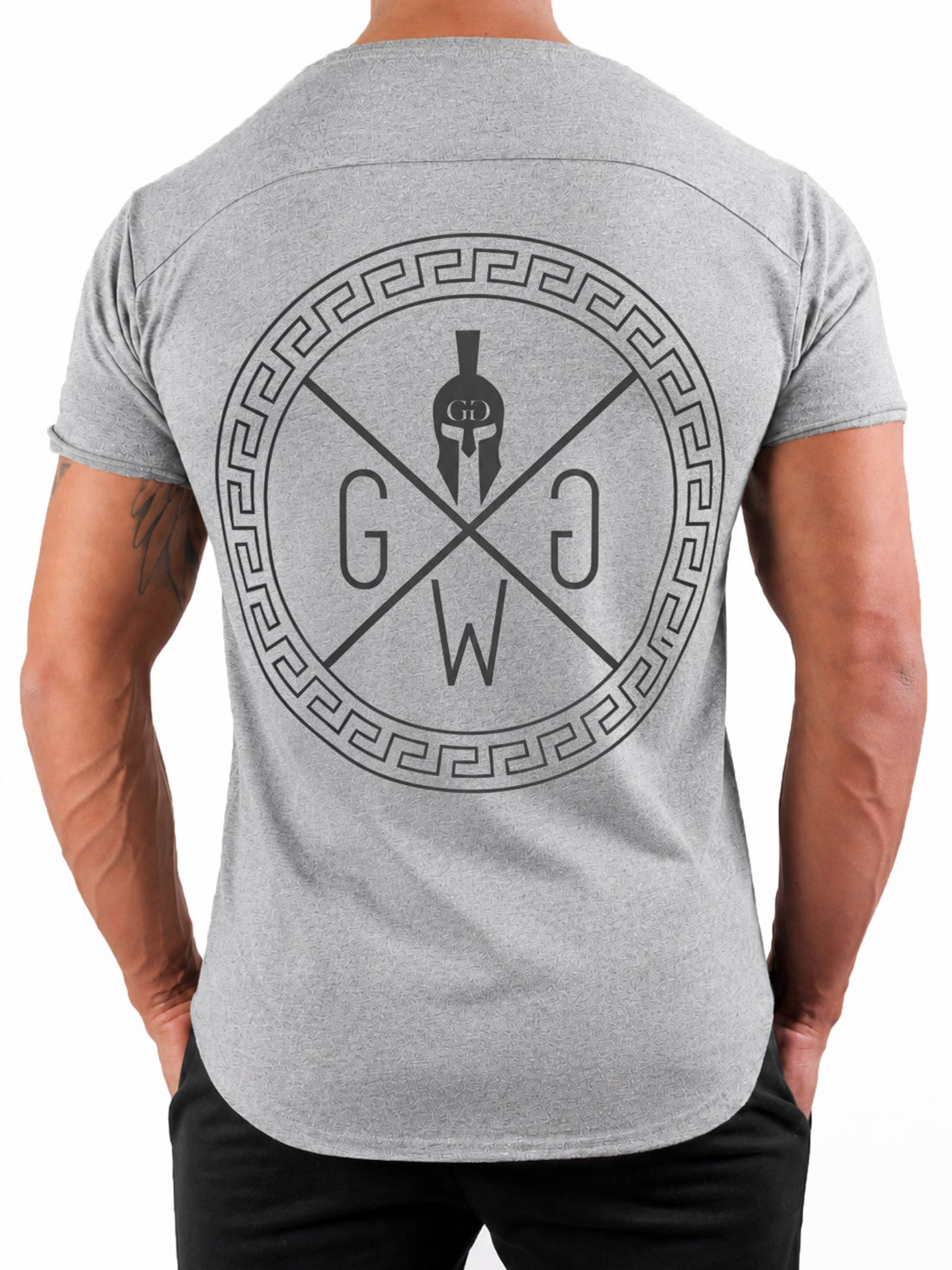 Spartan T-Shirt Grau von Gym Generation – Herren Fitness T-Shirt mit ikonischem Spartaner-Logo und griechischem Ornament-Design, ideal für Sport und Streetwear.