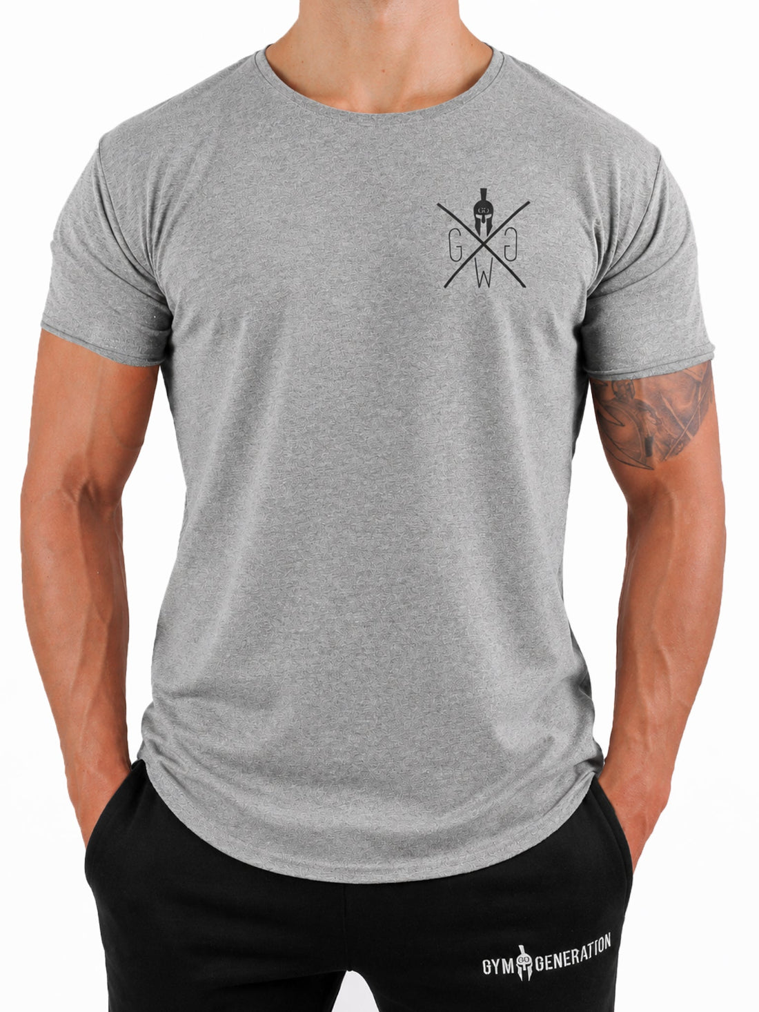 Graues Spartan Gym T-Shirt für Herren von Gym Generation mit kleinem schwarzem Brustlogo, Athletic Fit und schwarzer Trainingshose