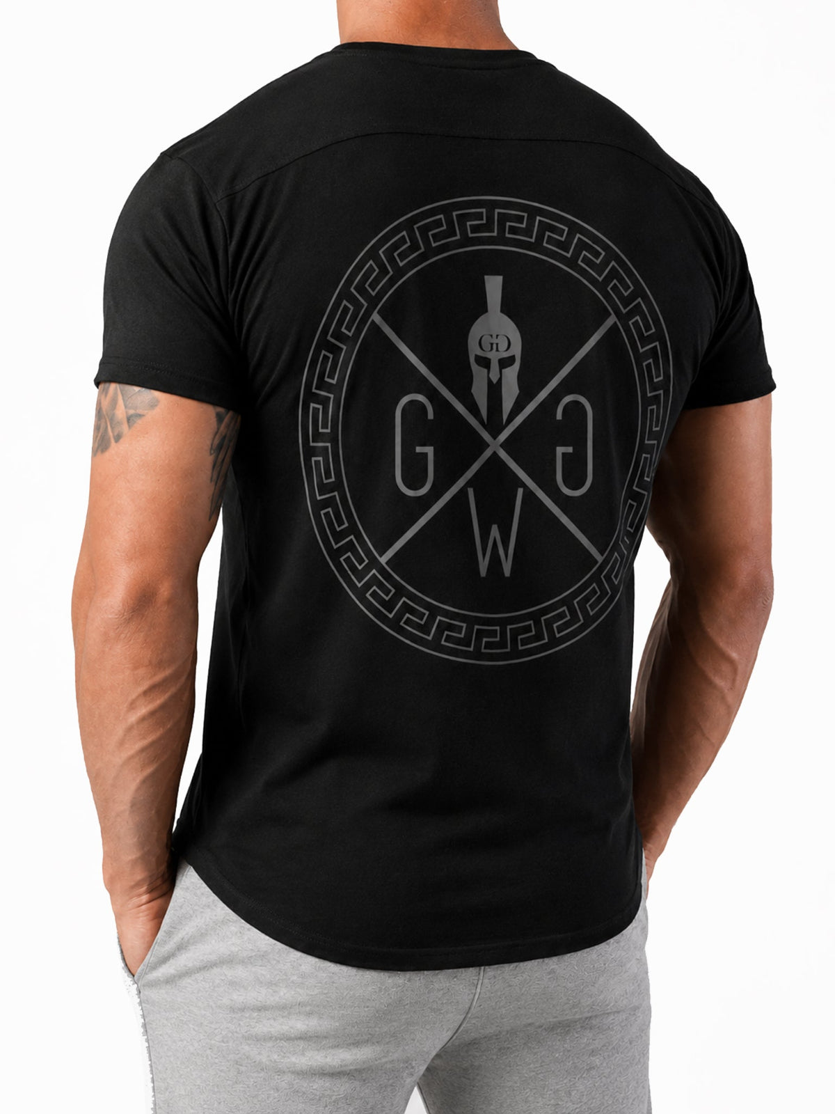 Gym T-Shirt Herren Schwarz mit Spartan-Mäander-Print auf dem Rücken, athletischer Schnitt von der Seite

