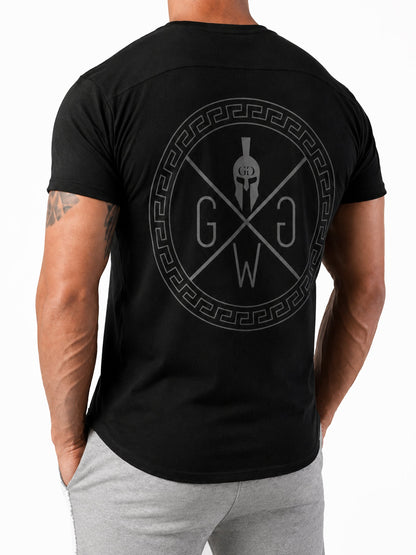 Gym T-Shirt Herren Schwarz mit Spartan-Mäander-Print auf dem Rücken, athletischer Schnitt von der Seite
