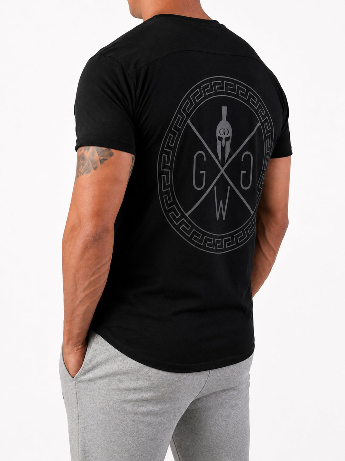 Spartan Gym T-Shirt Herren Schwarz im Dreiviertelprofil von hinten – Spartan-Mäander-Print in Anthrazit auf Schwarz
