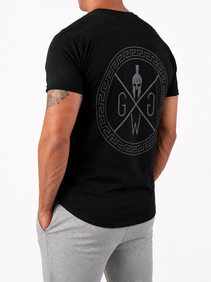 Spartan Gym T-Shirt Herren Schwarz im Dreiviertelprofil von hinten – Spartan-Mäander-Print in Anthrazit auf Schwarz
